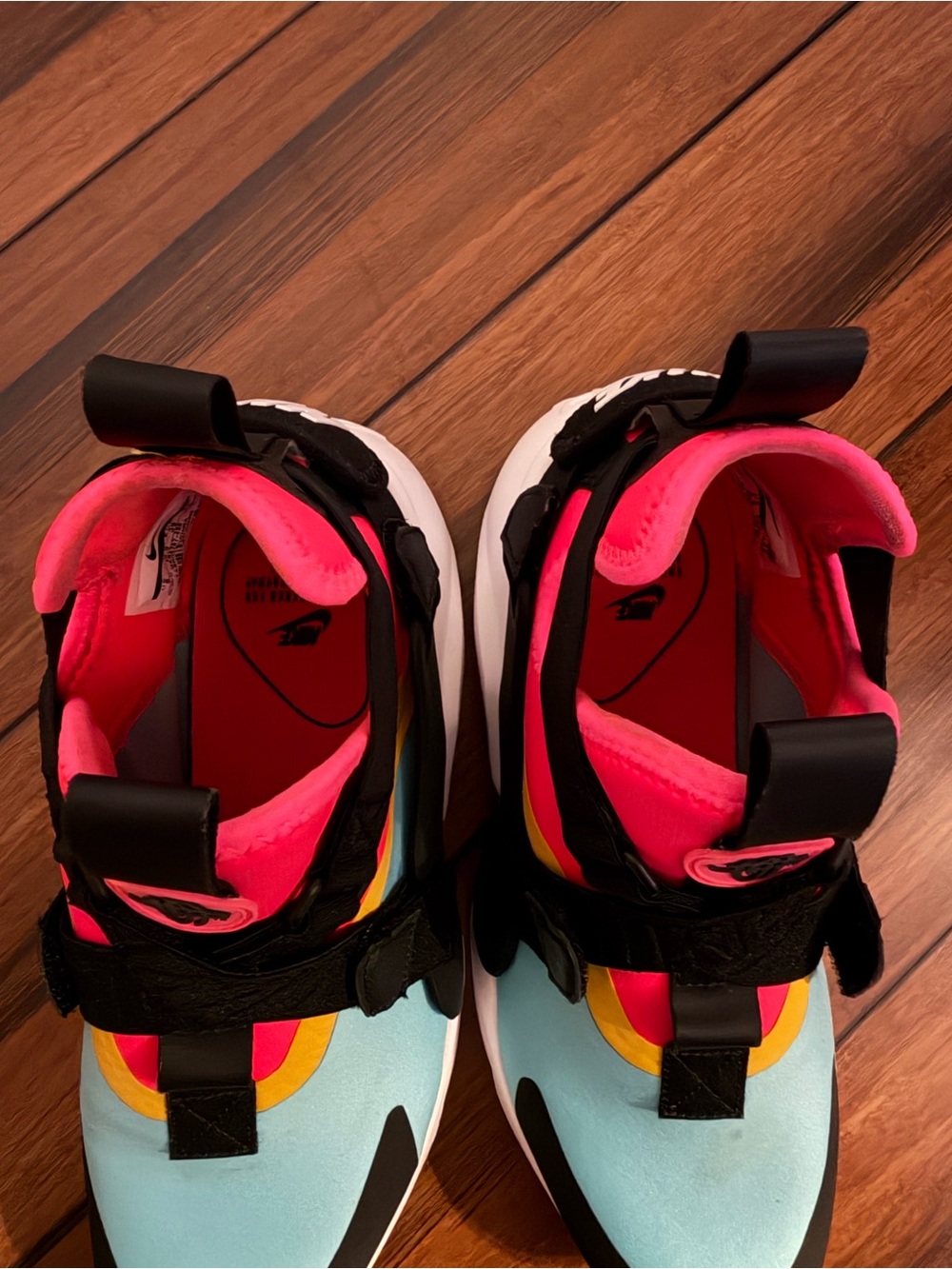 Nike women’s used huarache city Sneakers in Pink, Light Blue & Black - Picture 4 of 5